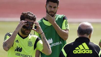 Fabregas se ajusta la máscara en la sesión con la selección.