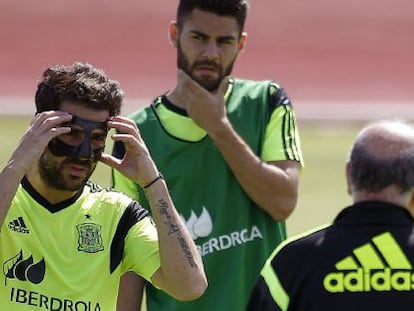Fabregas se ajusta la máscara en la sesión con la selección.