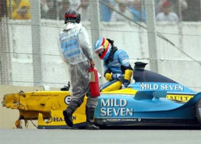 Fernando Alonso sale dolorido de su coche tras sufrir el accidente.