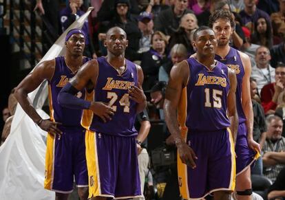 Howard, Bryant, Metta World Peace y Gasol, durante el partido ante los Kings