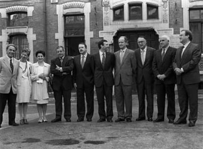 El Gobierno de coalición entre el PNV, el PSE y EA se reunió por última vez en consejo el 23 de junio de 1998 en el Hospital de Basurto, que celebraba su centenario. El entonces <b><i>lehendakari</b></i> Ardanza, convaleciente de una operación, no asistió. De izquierda a derecha, José Antonio Maturana, Rosa Díez (ambos del PSE), Mari Carmen Garmendia (PNV), Inaxio Oliveri (EA), Francisco Egea (PSE), el <b><i>vicelehendakari</b></i> Juan José Ibarretxe, Juan María Atutxa, Iñaki Azkuna, Javier Retegi (los cuatro peneuvistas) y Patxi Ormazabal (EA).