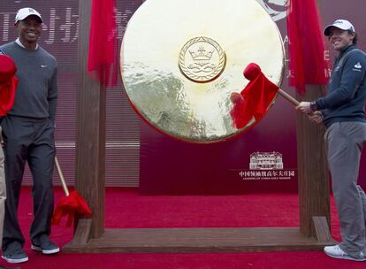 Woods y McIlroy, antes del inicio de la exhibición.