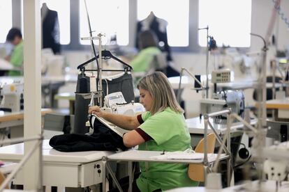 Una mujer trabaja en la fábrica de Inditex en Arteixo (A Coruña).