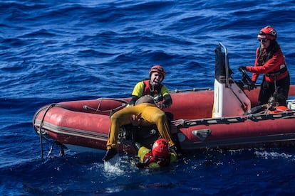 Rescate de una mujer embarazada por la ONG Open Arms en aguas internacionales, en 2023.