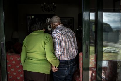 Manuel y Teresa en su vivienda en la provincia de A Coruña.