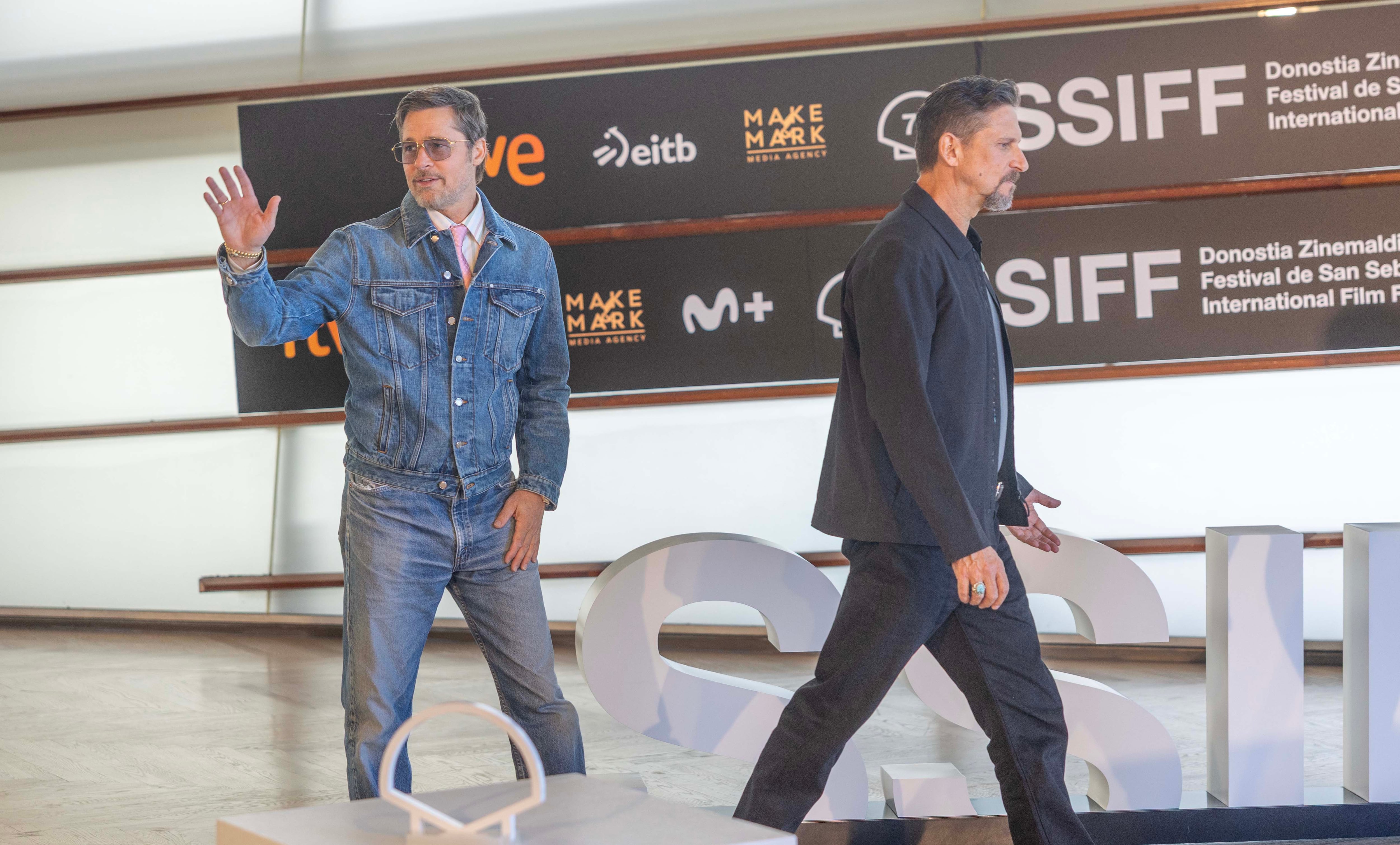 Brad Pitt y el director David Ayer posan ante los fotógrafos en el interior del Kursaal.