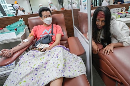 Un miembro del personal del Centro Nacional de Sangre de Bangkok (Tailandia) asusta a un donante de sangre.