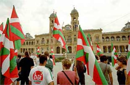 Decenas de simpatizantes de Batasuna se manifestaron ayer en San Sebastián.