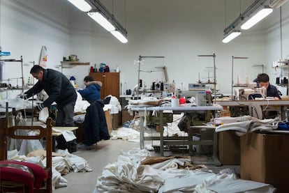 Interior de uno de los talleres de confección chinos de Prato.