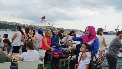 Participantes en un paseo en barco por el estrecho del Bósforo en Estambul organizado para las mujeres del distrito de Maltepe, el pasado 23 de agosto.