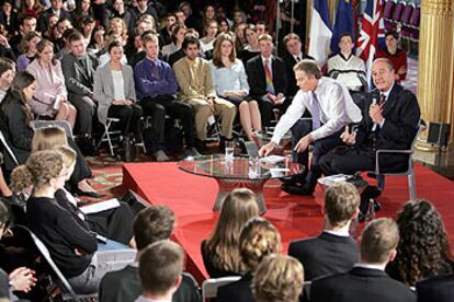 Tony Blair y Jacques Chirac, durante su encuentro con estudiantes en el palacio del Elíseo.