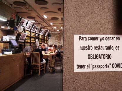 Cartel de un establecimiento hostelero de Pamplona que obliga a tener pasaporte covid para acceder a su interior, el 27 de noviembre.