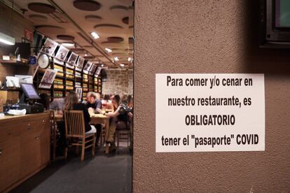 Cartel de un establecimiento hostelero de Pamplona que obliga a tener pasaporte covid para acceder a su interior, el 27 de noviembre.