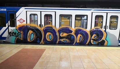 Pintada este martes en un tren de Metro de Madrid en Núñez de Balboa.