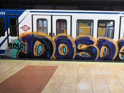 Pintada este martes en un tren de Metro de Madrid en Núñez de Balboa.