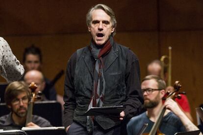 El actor brit&aacute;nico Jeremy Irons, durante un ensayo el pasado s&aacute;bado del concierto &#039;Beethoven e Irons&#039;, celebrado en el Liceu de Barcelona.