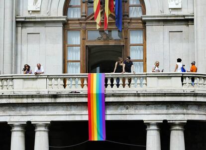 La bandera arcoíris cuelga del Ayuntamiento de Valencia.