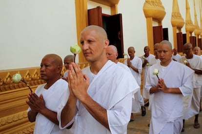 'Wat Thamkrabok cambió absolutamente mi vida', declara el alemán ahora conocido como Monje Atalo, que llego con una adicción de cocaína que le empujó al intento de suicidio. En la imagen, en su ceremonia de ordenación en el monasterio, provincia de Saraburi, Tailandia.
