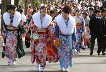 Mujeres japonesas vestidas con kimonos tradicionales durante la fiesta en la que celebran su mayoría de edad a los 20 años en Tokio.