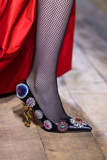 Moschino nos deja la versión más sofisticada de los zapatos de salón en su desfile de otoño-invierno 2023/24 y este diseño adornado con apliques de cristal multicolor.