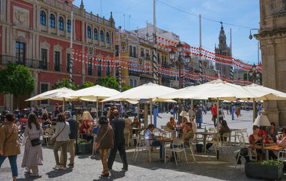 Ambiente este domingo en la plaza de San Francisco de Sevilla.