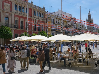 Ambiente este domingo en la plaza de San Francisco de Sevilla.