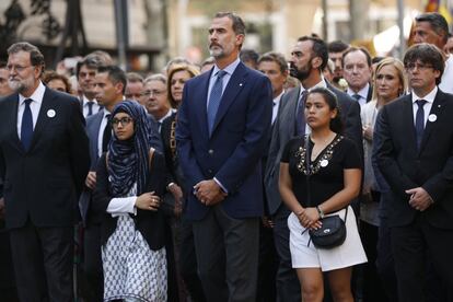 El Rey Felipe, Mariano Rajoy, presidente del Gobierno, y Carles Puigdemont, presidente de la Generalitat, al comienzo de la marcha.