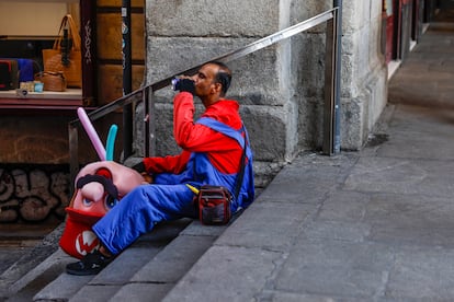 Un hombre descansa del calor sentado en las escaleras de Plaza Mayor, hoy, en Madrid.
