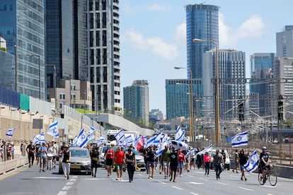 Manifestantes protestan por una autopista en Tel Aviv.