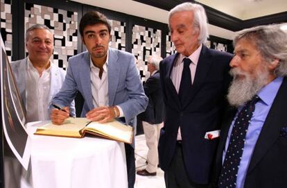 Miguel Ángel Perera firma en el libro del Club Taurino de Bilbao.