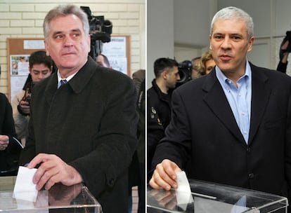 El nacionalista y pro ruso Tomislav Nikolic, en la derecha, y el actual presidente, el reformista europeista Boris Tadic, en la izquierda, introducen sus votos en la jornada electoral de hoy.