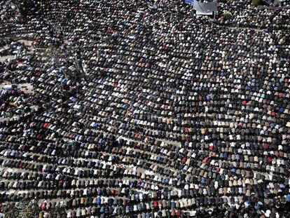 Cientos de miles de personas se han concentrado hoy en el centro de El Cairo para rezar juntos y manifestarse, una vez más, contra Mubarak