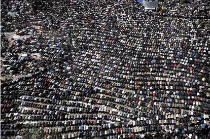 Cientos de miles de personas se han concentrado hoy en el centro de El Cairo para rezar juntos y manifestarse, una vez más, contra Mubarak