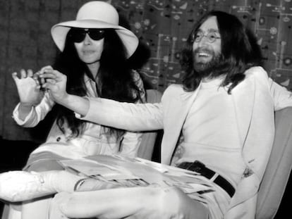 John Lennon y Yoko Ono, en Londres en 1969.