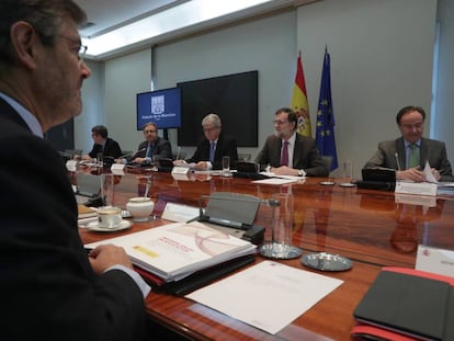 El presidente del Gobierno, Mariano Rajoy, junto a los ministros de Exteriores, Alfonso Dastis; de Interior, Juan Ignacio Zoido, y de Justicia, Rafael Catalá.