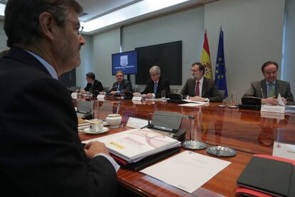 El presidente del Gobierno, Mariano Rajoy, junto a los ministros de Exteriores, Alfonso Dastis; de Interior, Juan Ignacio Zoido, y de Justicia, Rafael Catalá.