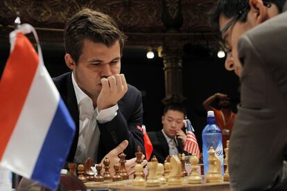 Carlsen y Giri durante la partida de la 5ª ronda, que terminó en tablas y motivó un gran enfado del noruego