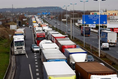 Varios camiones que se dirigen a París permanecen en la autopista A1 en Lille, norte de Francia, el 9 de diciembre de 2010. La policía ha impedido el paso de vehículos pesados a las carreteras de la región de París debido a los problemas circulatorios registrados por las intensas nevadas.