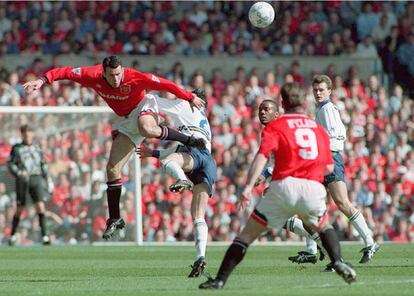 En estos 20 años en el Manchester, a Giggs le ha dado tiempo a ganar 11 Premiers, cuatro FA Cup y dos Champions, entre otros títulos. En la imagen, salta con un defensa del Leeds United en un partido de 1995.