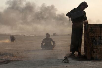 Un hombre trabaja en una refinería improvisada en Raqqa, en mayo pasado.