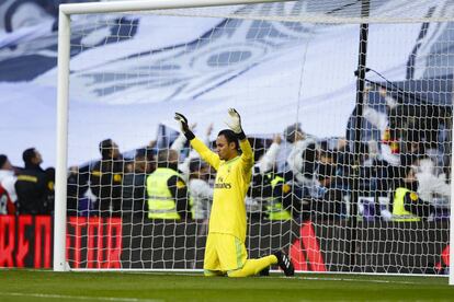 Keylor Navas reza antes del comienzo del Cl&aacute;sico.