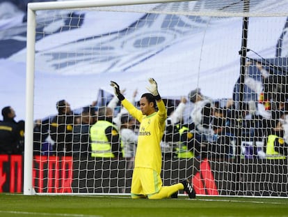 Keylor Navas reza antes del comienzo del Cl&aacute;sico.