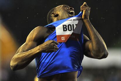Usain Bolt celebra su triunfo en la prueba de 300 mestros de Ostrava.