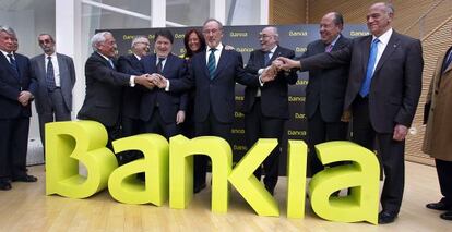 Rodrigo Rato, presidente de Cajamadrid, y José Luis Olivas (a la derecha de Rato), de Bancaja, en la presentación de Bankia.