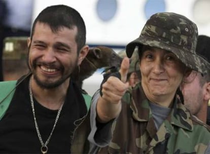 Ingrid Betancourt saluda junto a otro ex prisionero a su llegada a la base militar de Catam, en Bogotá, tras ser liberada en julio de 2008.
