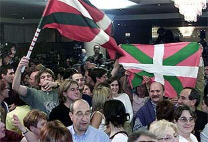 Los militantes del PNV celebran la victoria en el Hotel Gasteiz de Vitoria.