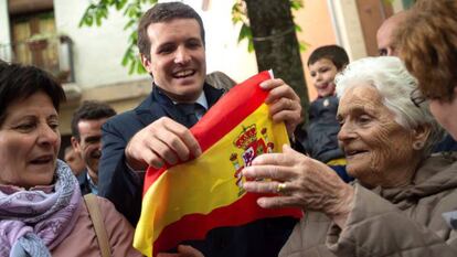 Pablo Casado saluda a unas vecinas este viernes en Pamplona. 