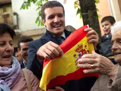 Pablo Casado saluda a unas vecinas este viernes en Pamplona. 