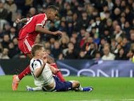 Isak, en el momento de marcar y lesionarse ante el Tottenham.