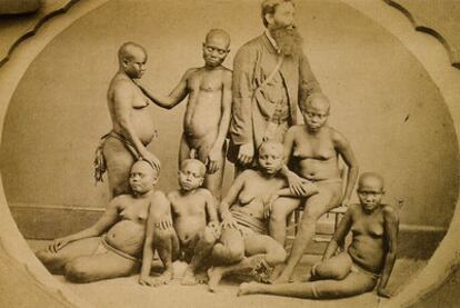 Grupo de habitantes de las islas de Andamán, en el golfo de Benguela, fotografiados en París alrededor de 1869. Imagen incluida en la exposición <i>La invención de lo salvaje. Zoos humanos,</i> en el Museo Quai Branly, de París.